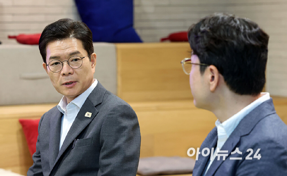 정원오 더불어민주당 서울시장 후보(왼쪽)가 11일 서울 마곡동 LG사이언스파크를 방문해 임우형 LG AI연구원장과 대화를 하고 있다. [사진=국회사진기자단 ]