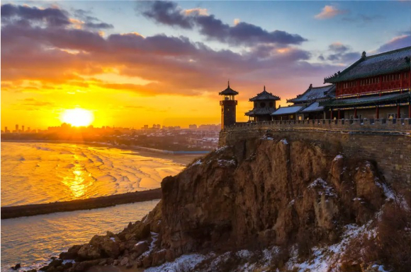 양마도 관광리조트를 배경으로 설명회를 진행하고 있다. [사진=박은경 기자]