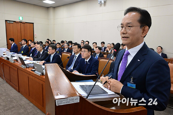 김종출 한국항공우주산업(KAI) 대표이사 사장이 20일 오후 서울 여의도 국회 재정경제기획위원회에서 열린 한국수출입은행 등에 대한 국정감사에서 의원 질의에 답하고 있다. [사진=곽영래 기자]