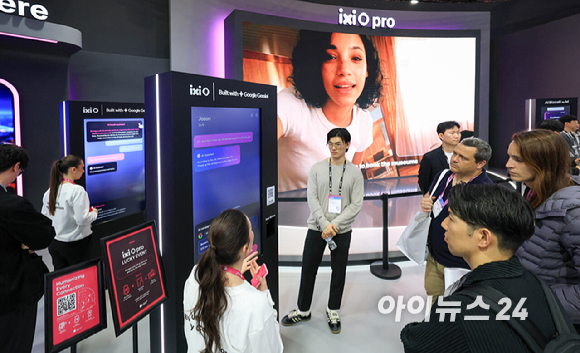 2일(현지시간) 스페인 바르셀로나 피라 그란 비아 전시장에서 열린 '모바일 월드 콩그레스(MWC)2026'에서 LG유플러스 부스를 찾은 참가자들이 AI 체험을 하고 있다. 2026.03.02. [사진=바르셀로나=사진공동취재단]
