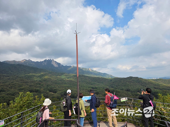 25일 서울 강북구 우이동 북한산국립공원 우이분소(백운천 휴게공간)에서 열린 '브브걸 민영과 함께 하는 팬트레킹-제12회 희망찾기 등산&middot;트레킹 교실'에서 참가자들이 기념사진을 촬영하고 있다. [사진=곽영래 기자]