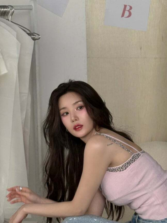권은비, 민소매 티셔츠 하나 입었을 뿐인데....숨길 수 없는 볼륨 몸매