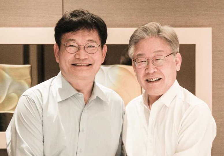 송영길 소나무당 대표가 지난해 자신의 페이스북 프로필로 설정한 사진. 왼쪽부터 송 대표, 이재명 대통령. [사진=송영길 대표 페이스북 갈무리]