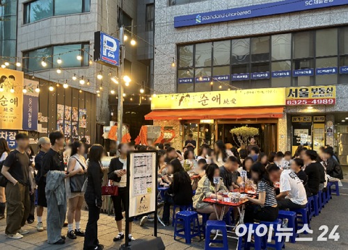 종로3가역 인근 야외 공간에서 손님들이 이야기를 나누고 있다. [사진=설래온 기자 ]