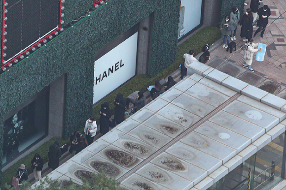프랑스 명품 브랜드 샤넬이 일부 제품 가격을 인상한 가운데 5일 오전 서울 중구 신세계백화점 본점 앞에 시민들이 매장 오픈을 기다리고 있다. [사진=뉴시스]