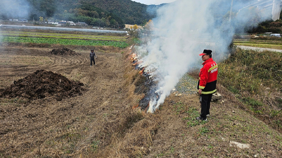 산불감시원이 소각행위를 단속하고 있다 [사진=산림청]