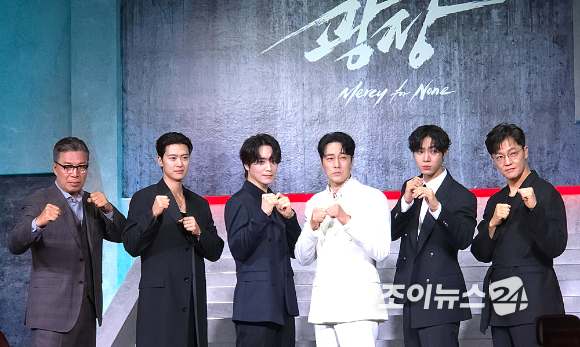 배우 안길강, 공명, 이준혁, 소지섭, 추영우, 조한철, 최성은 감독이 넷플릭스 시리즈 '광장' 제작발표회에서 포즈를 취하고 있다. [사진=조이뉴스24 DB]