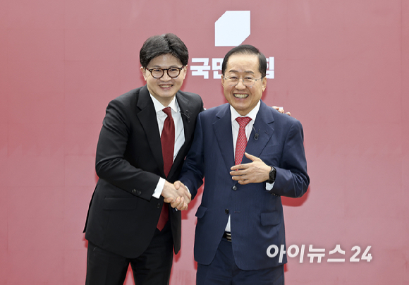 국민의힘 한동훈 대선 경선 후보와 홍준표 대선 경선 후보가 23일 서울 여의도 국민의힘 중앙당사에서 열린 2차 경선 토론회 미디어데이에서 포즈를 취하고 있다. [사진=곽영래 기자]