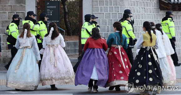 경복궁을 찾은 외국인들 모습. [사진=연합뉴스]