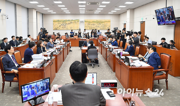 이진숙 사회부총리 겸 교육부 장관 후보자가 16일 오전 서울 여의도 국회 교육위원회에서 열린 인사청문회에서 질의에 답변하고 있다. [사진=곽영래 기자]