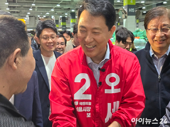 오세훈 국민의힘 서울시장 후보가 6.3 지방선거 공식 선거운동이 시작된 21일 서울 송파구 가락동 농수산물시장을 찾아 상인과 인사하고 있다. [사진=김한빈 기자]