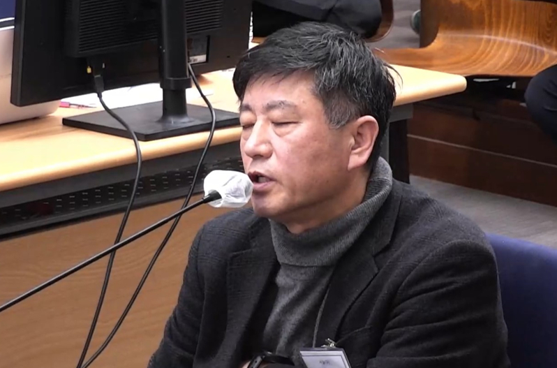 12&middot;3 비상계엄을 모의했다는 의혹을 받는 노상원 전 국군정보사령관이 8일 서울중앙지법에서 열린 윤석열 전 대통령의 내란 우두머리, 직권남용 권리행사방해 혐의 사건 속행 공판에서 증인 신문에 답하고 있다. 2025.12.8 [서울중앙지방법원 제공. 재판매 및 DB 금지] [사진=연합뉴스]