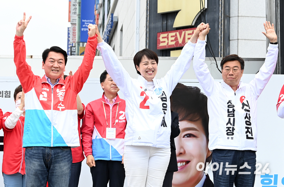 안철수 국민의힘 성남 분당갑 국회의원 후보, 김은혜 경기도지사 후보, 신상진 성남시장 후보(왼쪽부터)가 31일 경기도 성남시 분당구 야탑역 앞에서 열린 국민의힘 중앙선대위 경기도 총집결 필승 유세에서 인사를 하고 있다. [사진=김성진 기자]