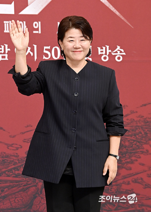 배우 이정은이 7일 서울 목동 SBS에서 열린 '닥터X : 하얀 마피아의 시대' 제작발표회에서 포즈를 취하고 있다. [사진=곽영래 기자]