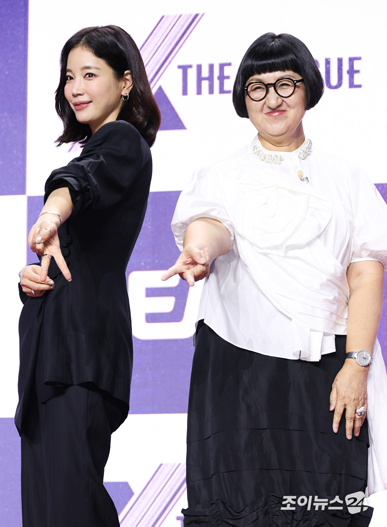 배우 기은세, 기업인 노희영이 30일 오전 서울 마포구 상암동 큐브컨벤션센터에서 진행된 ENA 신규 예능프로그램 '엑스 더 리그(X THE LEAGUE)' 제작발표회에 참석해 포즈를 취하고 있다. [사진=문수지 기자]