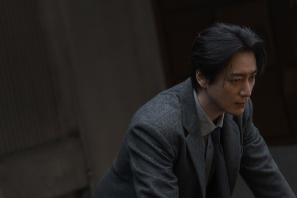 배우 신혜선이 넷플릭스 시리즈 '레이디 두아'에서 열연하고 있다. [사진=넷플릭스]