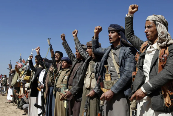예멘 후티 반군 대원들이 예멘 사나 인근의 군 기지에서 미국과 영국의 공습에 대항해 의지를 다지는 집회를 열고 있다. [사진=AP/연합뉴스]