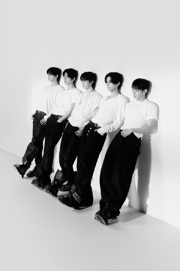 이븐, 모노톤 무드 변신…미니멀로 완성한 완전체 비주얼