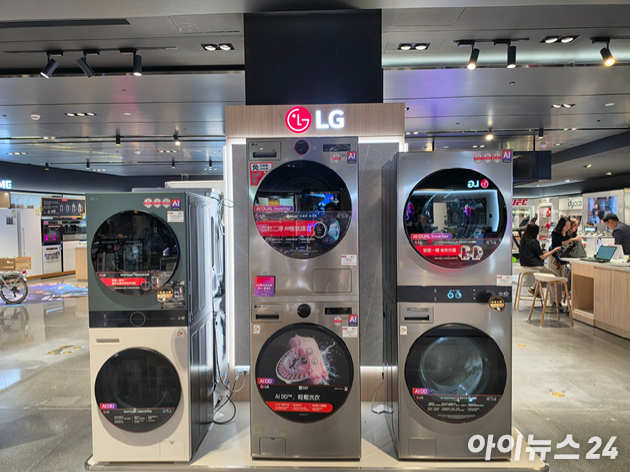 김건일 LG전자 대만법인장이 대만 타이베이 신이구 A13 원동백화점 8층 매장에서 LG전자의 대만 시장 전략에 대해 설명하고 있다. [사진=황세웅 기자]