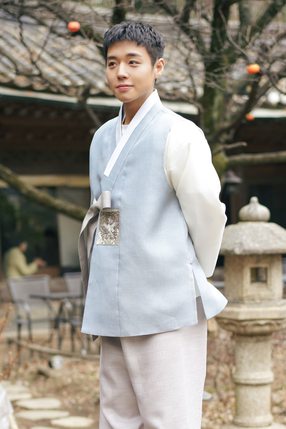 배우 박지훈이 설날을 맞아 한복을 입고 따뜻한 인사를 건네고 있다. [사진=YY엔터테인먼트]