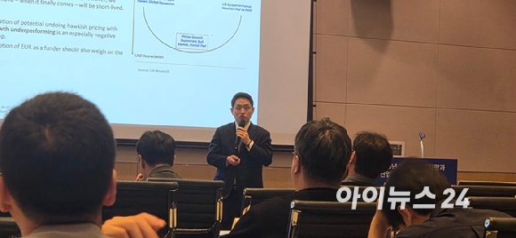김창범 한경협 상근부회장(왼쪽에서 다섯번째)이 22일 서울 영등포구 FKI타워 컨퍼런스센터에서 열린 '2026년 하반기 환율전망과 산업별 대응전략 세미나'에서 참가자들과 기념사진을 찍고 있다. [사진=박지은 기자]