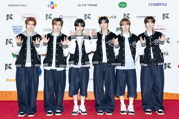 그룹 투어스가 지난 11일 일본 지바현 마쿠하리 멧세에서 개최된 '케이콘 재팬 2025(KCON JAPAN 2025)' 레드카펫 행사에서 포즈를 취하고 있다. [사진=CJ ENM]