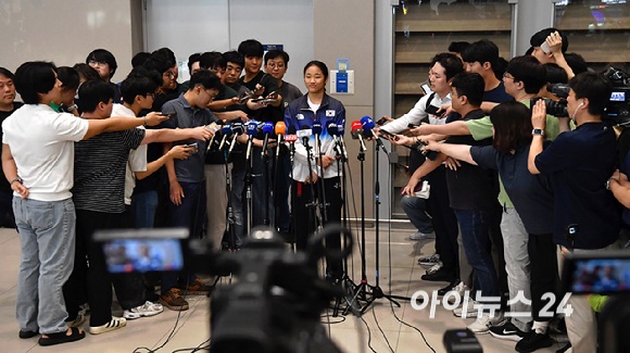 2024 파리 올림픽 배드민턴 여자 단식 금메달리스트 안세영이 7일 오후 인천국제공항을 통해 귀국했다.안세영이 인터뷰를 하고 있다. [사진=곽영래 기자]