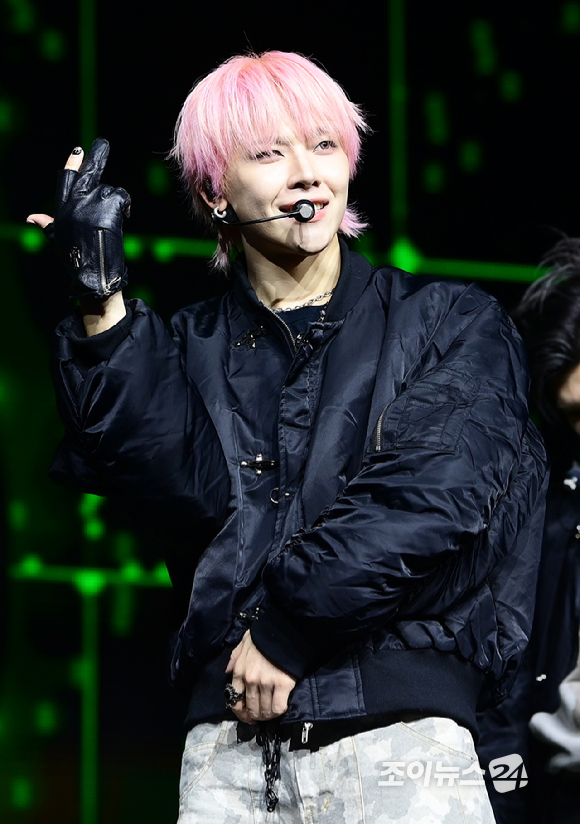 그룹 앤팀 니콜라스가 28일 오후 서울 용산구 한남동 블루스퀘어에서 열린 &TEAM(앤팀) 한국 데뷔 앨범 미니 1집 'Back to Life'(백 투 라이프)발매 기념 쇼케이스에 참석해 멋진 무대를 선보이고 있다. [사진=정소희 기자]