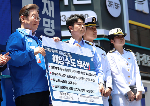 이재명 대통령이 후보 시절인 지난달14일에 부산 부산진구 서면 젊음의 거리에서 열린 유세에 앞서 인사하고 있다. [사진=연합뉴스]