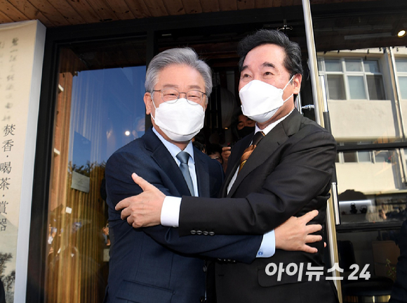 더불어민주당 이재명 대선 후보, 이낙연 전 대표가 24일 서울 종로구 한 찻집에서 만나 포옹하고 있다. [사진=국회사진기자단]