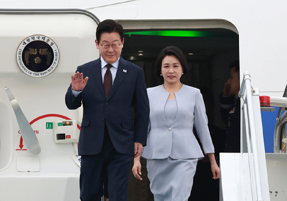 튀르키예를 국빈 방문한 이재명 대통령과 김혜경 여사가 24일(현지시간) 앙카라 에센보아 국제공항에 도착한 공군 1호기에서 환영객들에게 인사하고 있다. 2025.11.24 [사진=연합뉴스]