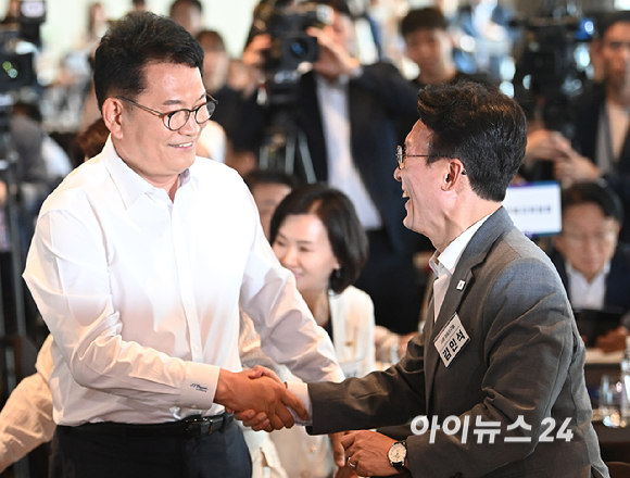김민석 전 국무총리와 더불어민주당 송영길 의원이 3일 서울 용산구 한 호텔에서 열린 민주당 국회의원 워크숍에 참석해 인사하고 있다. [사진=곽영래 기자]