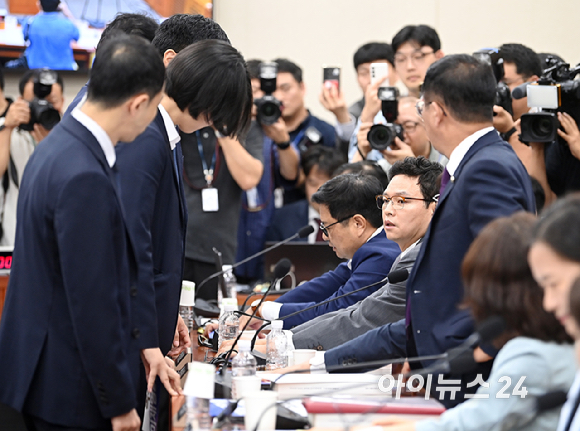 14일 오전 서울 여의도 국회 과학기술정보방송통신위원회에서 열린 배경훈 과학기술정보통신부 장관 후보자 인사청문회에서 최민희 위원장이 경위들에게 국회법에 따라 국민의힘 피켓을 뗄 것을 지시하고 있다. [사진=곽영래 기자]
