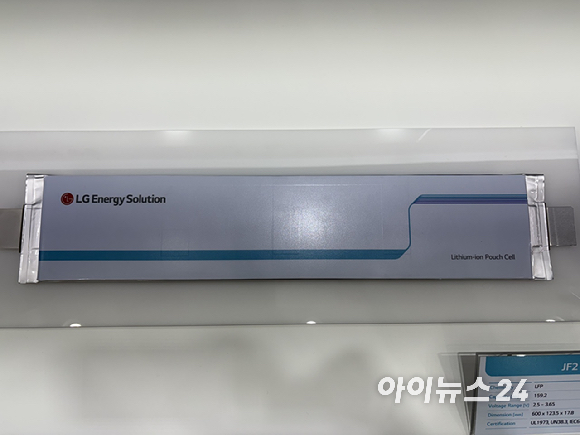 에너지저장장치(ESS)용 2세대 JF2 셀이 적용된 전력망용 시스템 'JF2 DC-Link 5.0' [사진=권서아 기자]