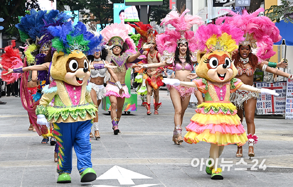 롯데월드 어드벤처 연기자들이 1일 서울 중구 명동 예술극장 사거리에서 여름 축제 시즌을 맞아 삼바 공연을 하고 있다. [사진=곽영래 기자]