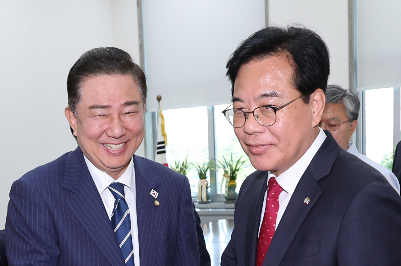 더불어민주당 김병기 당대표 직무대행 겸 원내대표와 국민의힘 송언석 원내대표가 18일 서울 여의도 국회 더불어민주당 원내대표실에서 추경안, 원구성 등 현안을 논의한 뒤 헤어지며 악수하고 있다. 2025.6.18 [사진=연합뉴스]