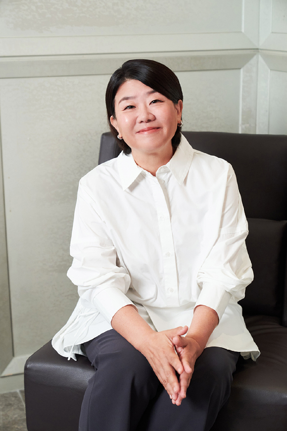 배우 이정은이 영화 '경주기행' 인터뷰에 앞서 포즈를 취하고 있다. [사진=롯데엔터테인먼트]