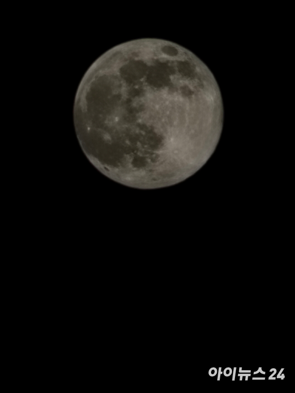 갤럭시S23 울트라로 달을 촬영한 모습 [사진=서민지 기자]