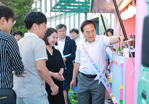 서거석 교육감이 출근하는 직원들에게 청렴 음료를 전달하고 있다. [사진=전북교육청 ]