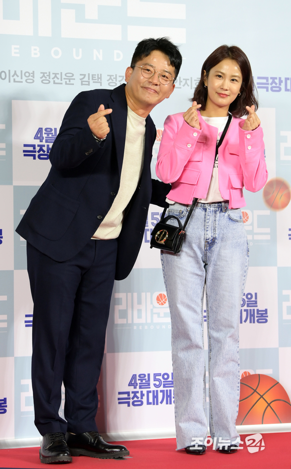 희극인 김준호-김지민 커플이 3일 오후 서울 용산구 CGV 용산아이파크몰에서 열린 영화 '리바운드' VIP 시사회에 참석해 포토타임을 갖고 있다. [사진=정소희 기자]