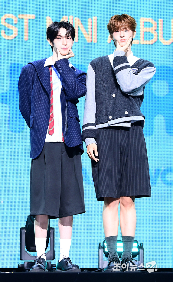 그룹 플레어 유(왼쪽부터 최립우, 강우진)가 13일 오후 서울 용산구 블루스퀘어에서 열린 데뷔 미니 앨범 '유스 에러'(YOUTH ERROR) 발매 기념 쇼케이스에 참석해 포토타임을 갖고있다. [사진=정소희 기자]