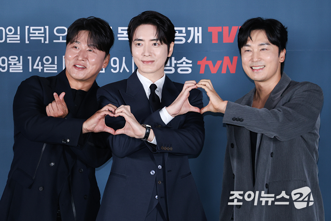 배우 오대환, 이준혁, 서현우가 8일 오전 서울 용산구 CGV 용산아이파크몰점에서 진행된 티빙 오리지널 '로또 1등도 출근합니다' 제작발표회에 참석해 포즈를 취하고 있다. [사진=문수지 기자]