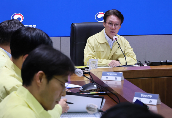 김민석 국무총리가 27일 서울 종로구 정부서울청사에서 열린 국가정보자원관리원 화재 관련 대책회의를 주재하고 있다. [사진=연합뉴스]