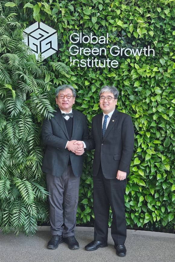 김상협 GGGI 사무총장(왼쪽) 임상섭 산림청장(오른쪽)이 기념 사진을 촬영하고 있다. [사진=산림청]