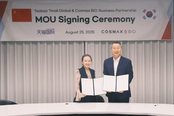 지난 8월 25일 경기도 성남시 코스맥스 사옥에서 (왼쪽부터) 이금실 타오바오&middot;티몰 글로벌 한국지사장과 김철희 코스맥스바이오 대표가 MOU 기념사진을 촬영하고 있다 [사진=코스맥스바이오]