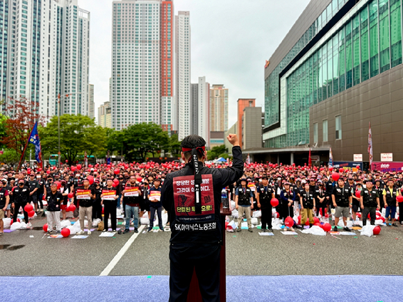 SK하이닉스 청주 노동조합 조합원들이 6일 오후 청주사업장에서 열린 '총파업 투쟁 1차 결의대회'에 집결한 모습. [사진=SK하이닉스 청주 노동조합]