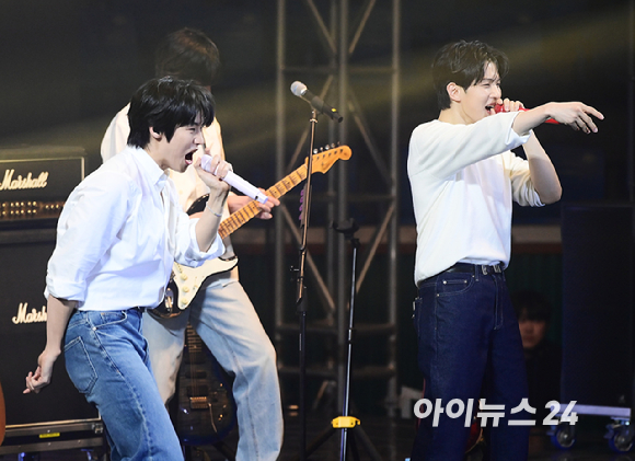 21일 서울 송파구 서울특별시교육청 학생체육관에서 '2026 JOY콘서트 - 보이스 오브 스프링(Voice of spring)'이 열렸다. 밴드 엔플라잉, 소란, 에이엠피가 멋진 무대를 선보이고 있다. [사진=정소희 기자]