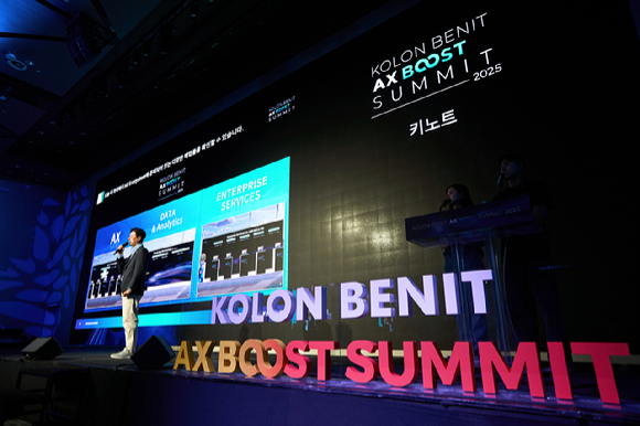 강이구 코오롱베니트 대표가 30일 서울 드래곤시티 호텔서 열린 '코오롱 베니트 AX 부스트 서밋 2025'에서 기조연설을 하고 있다. [사진=코오롱베니트]