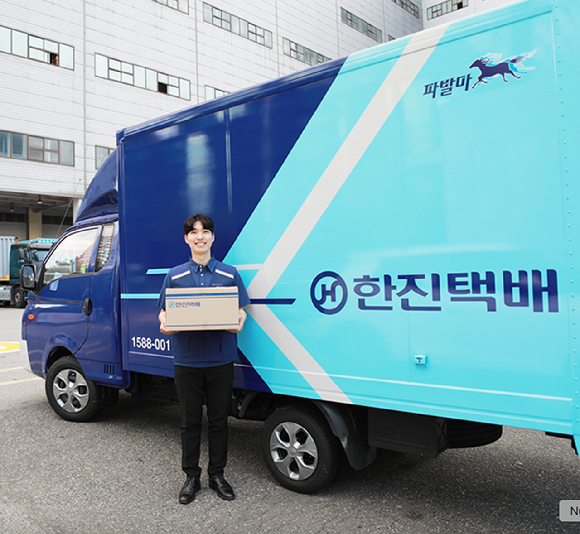 CJ대한통운 동탄물류센터에서 운영 중인 팩체크(PackCheck) 알고리즘을 통해 직원이 포장 작업을 진행하고 있다. [사진=CJ대한통운]