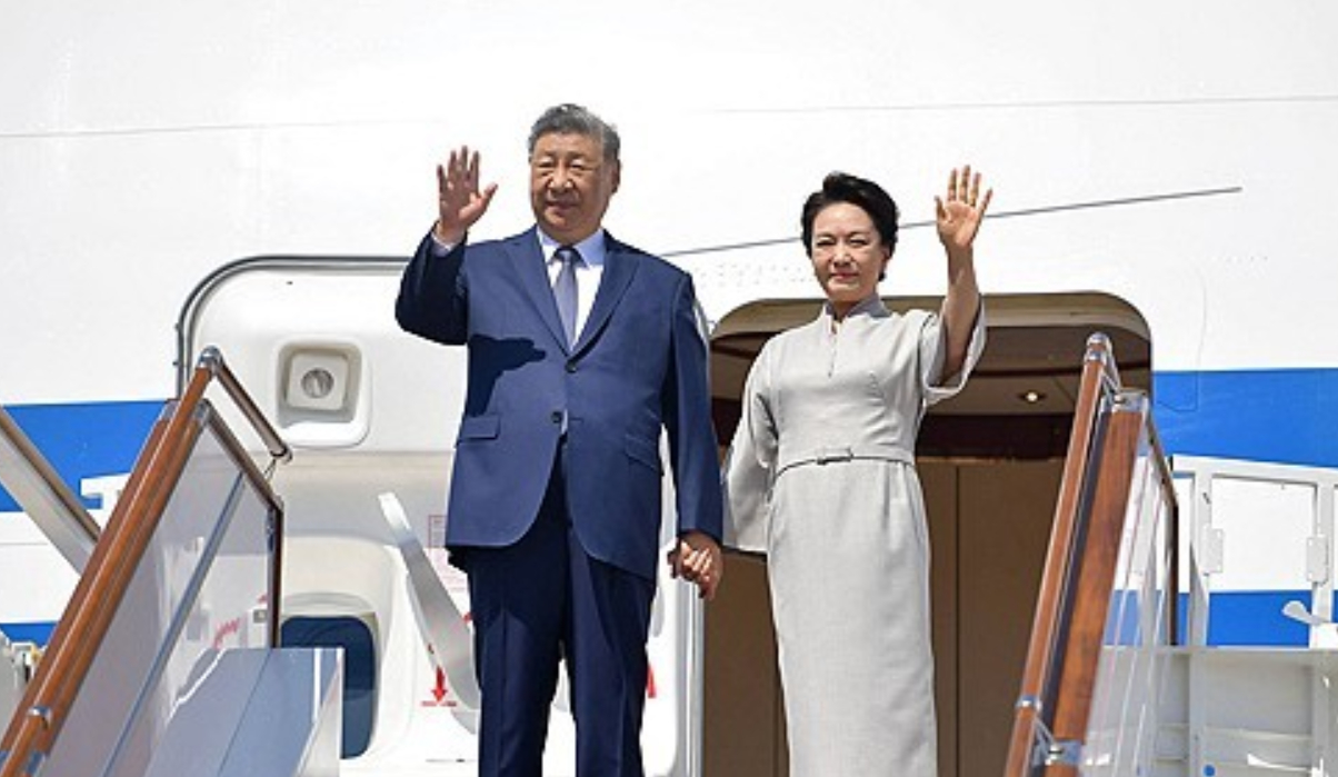 지난달 30일 키르기스스탄 비슈케크 마나스 국제공항에 도착한 중국 측 방문단의 두 인물이 전용기 계단 위에서 손을 흔들고 있다. [사진=AFP/연합뉴스]